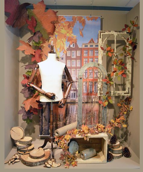 Fall Retail Window Displays, Anthropologie Fall Window Display, Mens Store Display, Autumn Window Display, Flower Shop Display, Gift Shop Displays, Fall Windows, Window Display Retail, Decoration Vitrine