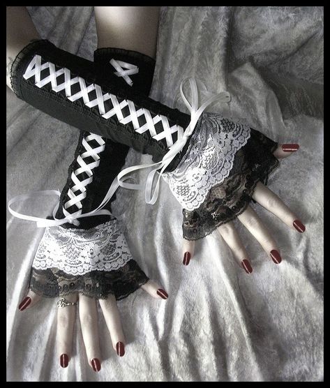 Vampire Wedding, Drawing Refrences, Pink Goth, 일본 패션, Gothic Vampire, Pink Corset, Casual Cosplay, Lace Gloves, Corset Lace