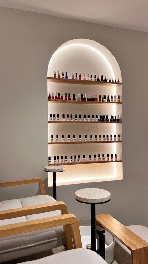 Manicure Pedicure Salon Design, Nail Spa Decor Ideas, Manicure Station Ideas, Nail Station Ideas, Nails Studio Ideas Salons, Nails Room Ideas Salons, Fancy Nail Salon, Modern Nail Salon, Manicure Station