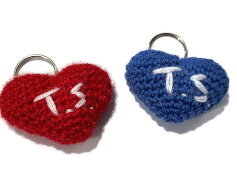 Taylor Swift Crochet Keychain, Crochet Taylor Swift, Taylor Swift Keychain, Taylor Swift Embroidery, Taylor Swift Crochet, Crochet Heart Keychain, Crochet Gift Ideas, Crochet Gift, Roblox Funny