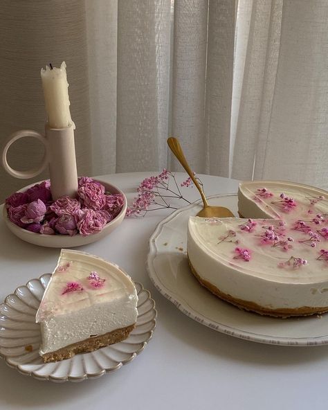 Flower Cheesecake, Wedding Cheesecake, Cottagecore Recipes, Amazing Food Platters, Opening A Bakery, Floral Dessert, Picnic Inspo, Gold Dessert, Gold Silverware