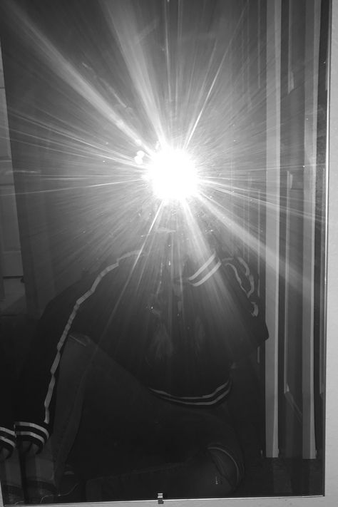 I'm the flash Flash Mirror Selfie Aesthetic, Selfie Tutorial, Mirror Selfie With Flash, Bff Images, Spiegel Selfie, Squad Pictures, Digital Art Photography, Flash Photo, Mirror Selfie Poses