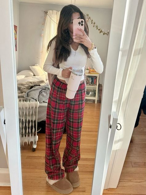 Flannel Pants Aesthetic, Red Plaid Pajama Pants Outfit, Cute Pajama Pants Outfit, Comfy Pj Outfits, Plaid Pajama Pants Outfits Aesthetic, Red Pj Pants Outfit, Pajamas Outfit For School, Outfits With Pajama Pants, Flannel Pants Outfit