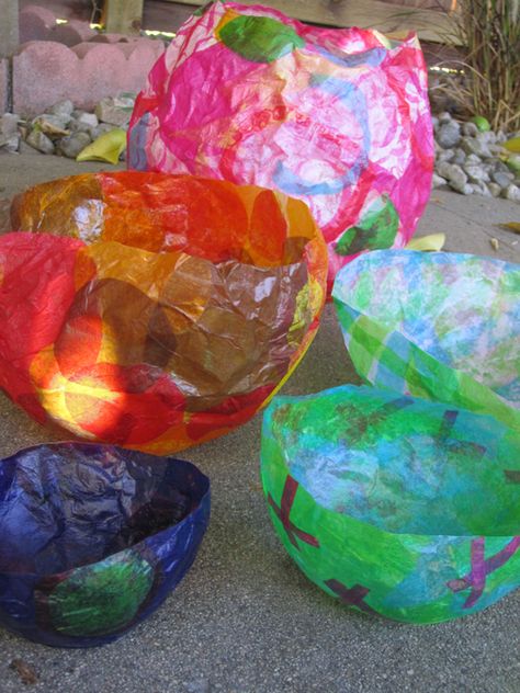 Balloon Bowl. Blow up a balloon. Modpodge. Tissue Paper. Pop balloon. What can I use besides a balloon? Paper Mache Balloon, Balloon Bowls, Meri Cherry, Tissue Paper Art, Paper Balloon, Tissue Paper Crafts, Paper Bowls, Camping Art, Preschool Art