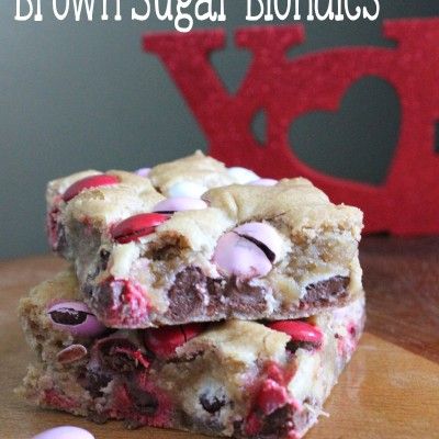 Valentine Brown Sugar Blondies Brown Sugar Blondies, Cadbury Mini Egg Cookies, Blondie Recipes, Mini Eggs Cookies, Chicory Recipe, No Egg Cookies, Valentines Day Desserts, Yummy Dessert, It's Monday