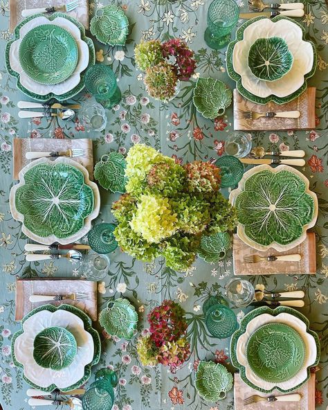 Autumn Dinner, Crockery Design, Fall Dinner Party, First Day Of Fall, Bordallo Pinheiro, Green Pottery, Tablescape Inspiration, Beautiful Table Settings, Thanksgiving Table Settings