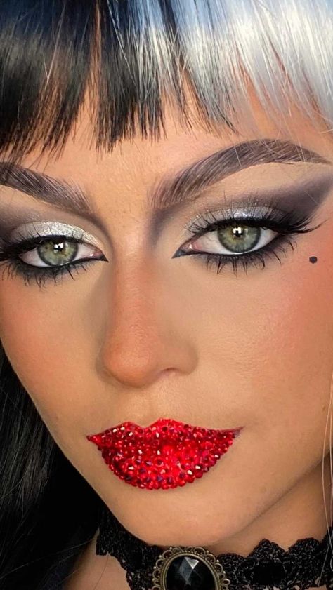 Easy Burlesque Makeup, Cruella Deville Makeup Ideas, Disney Villan Makeup Looks, Cruella Deville Eye Makeup, Cruella Inspired Makeup, Corella Deville Makeup, Cruella Eye Makeup, Cruella Deville Make Up, Easy Cruella Deville Makeup