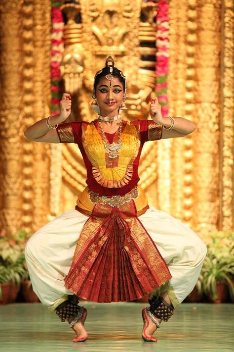 Baratha Natyam Photography, Kuchipudi Poses, Bharatanatyam Photoshoot, Bharatnatyam Aesthetic, Bharathanatyam Costumes, Bharat Natyam, Bharatnatyam Poses, Bharatanatyam Costume, Bharatanatyam Dancer