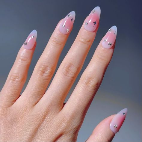 💖 Starlit Dream- Soft ombré pink nails adorned with sparkling silver stars and delicate gems, capturing the beauty of a serene night sky. This design adds a subtle, celestial elegance perfect for both day and evening looks. 🛍️ nomoodnails.com #nomoodnails#pressonnails #pinkombrenails #pressons Subtle Star Nails, Ombré Pink Nails, Celestial Nails, Pink Ombre Nails, Star Nails, Vintage Bride, Pink Ombre, Silver Stars, Night Sky