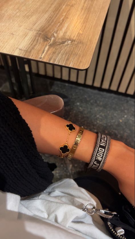 Wrist Jewelry Stack, Jewelry Baddie, Schmuck Aesthetic, Baddie Necklace, Expensive Aesthetic, Baddie Jewelry, Jewelry Expensive, Clover Bracelets, Xoxo Jewelry