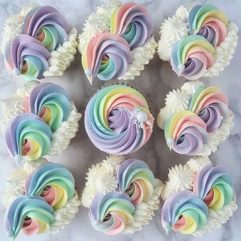 Aesthetically Pleasing Cakes 😍 on Instagram: “Which rainbow cupcakes have your heart? 1, 2 or 3? 🌈🤔 All are by the wonderfully talented @seeyenbakes 🤩 🍭 🍭 🍭 🍭 #cupcakesofinstagram…” Rainbow Party Cupcakes, Rainbow Cupcakes Ideas, Pastel Rainbow Cupcakes, Aesthetic Cupcakes, Cupcake Rainbow, Twin Cake Smash, 1st Birthday Cupcakes, Cupcake Piping, Unicorn Desserts