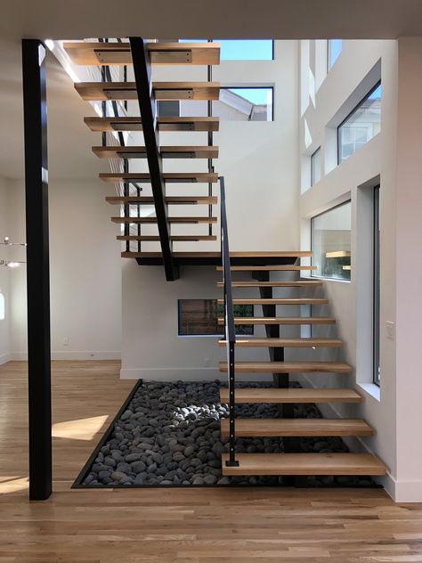 Staircase Minimalist, Staircase Floating, Stairs Shelves, Railing Makeover, Staircase Spiral, Staircase Glass, Stairs Black, Modern Staircase Design, Iron Stairs