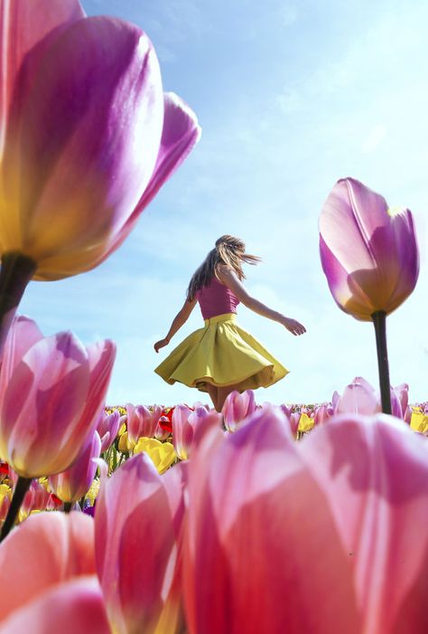 Amsterdam, Netherlands Pose With Flowers, Coastal Background, Ways To Pose, Million Flowers, Wallpaper Beach, Tulip Season, Coastal Wallpaper, Spring Photoshoot, Flower Photoshoot