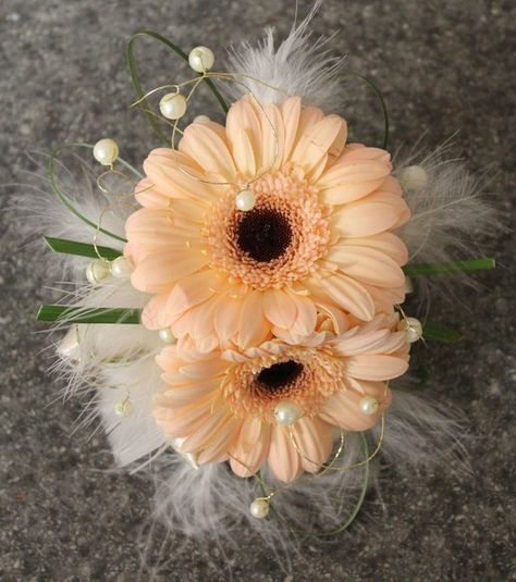 Feathers + gerberas = Gorgeous! Dance Corsage, Prom Corsage Ideas, Lady And The Tramp Wedding, Flowers For Him, Gerber Daisy Wedding, Gerbera Wedding, Shoulder Corsage, Hibiscus Wedding, Dance Flowers