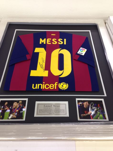 Framed Shirts Display, Soccer Jersey Frame Ideas, Messi Bedroom Ideas, Messi T Shirt Design, Jersey In Frame, Soccer Bedroom Decor, Messi Tshirt, Framed Soccer Jersey, Football Frame