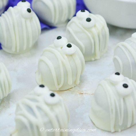 Create spooky and delicious mummy Oreo balls with this easy recipe, perfect for Halloween treats and sure to delight all ages! Spooky Oreo Balls, Mummy Oreo Balls, Halloween Oreo Treats, Oreo Bomb, Halloween Oreo Balls, Double Stuffed Oreos, White Chocolate Oreos, Oreo Treats, Spider Cupcakes