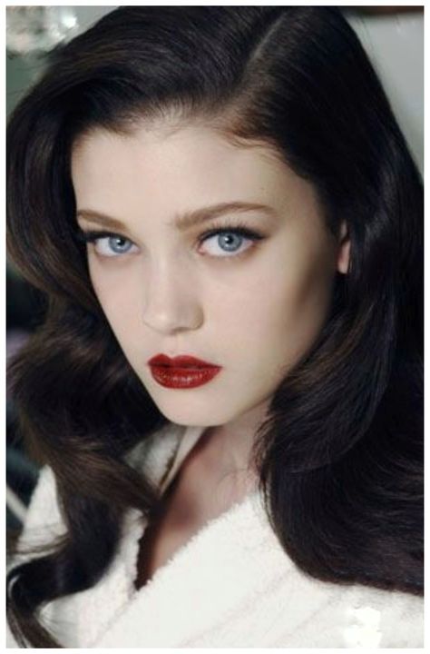 Black Hair Fair Skin, Winter Make Up, Pale Skin Hair Color, Brunette Blue Eyes, Wedding Makeup Vintage, Wedding Makeup For Brunettes, Hair Pale Skin, Fair Skin Makeup, Red Lips Makeup Look