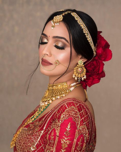 Gujarati Bridal Makeup, India Bride Makeup, Mata Poojan Look For Bride, Red Lehenga Makeup Look, Indian Bride Eye Makeup, Hairstyle For Indian Bride, Hindu Bridal Makeup, Model Expressions, Mehandi Decor