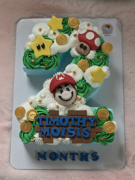 Icing base cake with fondant toppers Super Mario Pull Apart Cupcake Cake, Mario Number Cake, Mario Pull Apart Cupcakes, Mario Cupcake Cake, Luigi Birthday Cake, Mario And Luigi Cake, Number 4 Cake, Cake Mario, Luigi Cake