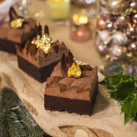 Small Chocolate Cake, Brownie Toppings, Chocolate Cakes, Gold Christmas, Creative Food, Black And Gold, Holiday Recipes, Chocolate Cake, Brownies