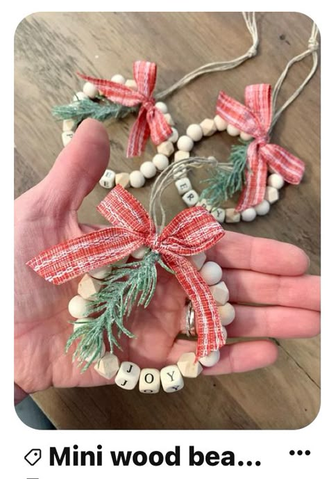 Joululahjat Diy, Wood Bead Wreath, Bead Wreath, Diy Christmas Wreaths, Handmade Christmas Crafts, Holiday Crafts Christmas, Etsy Christmas, Christmas Ornaments Homemade, Ornament Ideas