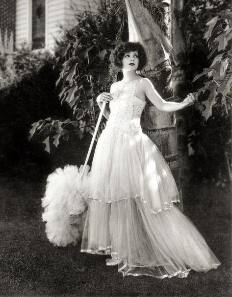 Clara Bow: The actress who was a dazzling darling of the Roaring 1920s 1 1930s Aesthetic, Nancy Carroll, Look Gatsby, Clara Bow, Louise Brooks, Josephine Baker, Marlene Dietrich, Jazz Age, Old Hollywood Glamour