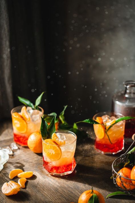 I can't get over this delicious clementine aperol spritz. It's mixed with two parts Aperol, clementine juice, Prosecco and soda water. Clementine Cocktail, Spritz Party, Spritz Cocktails, Drinks Photo, Aperol Spritz Recipe, Cocktail Design, Cocktail Photography, Fancy Cocktails, Soda Water