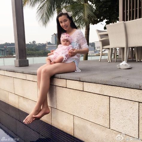 Chinese actress Li Bingbing poses with cute baby | China Entertainment News Bingbing Li, Baby China, Li Bingbing, Fan Bingbing, Best Fan, Chinese Actress, Entertainment Industry, Hot Dogs, Entertainment News