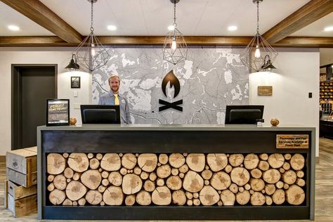 Lodge Reception Desk, Modern Ski Lodge, Rustic Reception Desk, Lodge Reception, Lodge Design, Hostels Design, Rustic Cafe, Hotel Lobby Design, Reception Desk Design