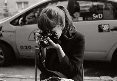 Audrey Hepburn Outfit, Girls With Cameras, Miss Moss, Black And White Photograph, Foto Tips, Leighton Meester, Olivia Palermo, Natalie Portman, Jolie Photo