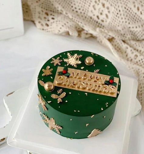 Green Christmas Cake Designs, Christmas Cake Designs 2023, Merry Christmas Cake Design, Christmas Cake Designs Simple, Small Christmas Cakes, Simple Christmas Cake Designs, Cake Decorating Ideas Christmas, Cute Christmas Cakes, Green Christmas Cake