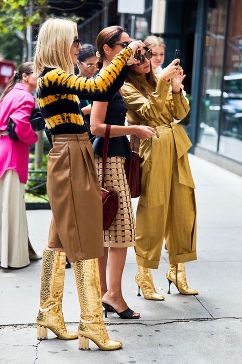 Boho Street Style, Look Office, Gold Boots, Bohemian Chic Fashion, Nyfw Street Style, Street Style Edgy, Metal Clothing, Estilo Chic, Fashion Capsule