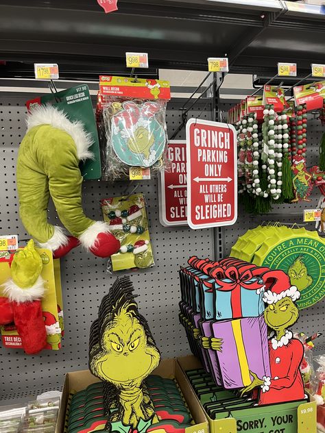 Grinch Room Decor, Grinch Desk Decorations, The Grinch Decor, The Grinch Office Decor, Grinch Apartment Decor, Grinch Dining Room, The Grinch Christmas Decorations, The Grinch Bedroom Decor, Grinch Decor