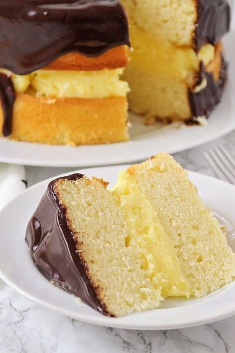 Boston Cream Pie Poke Cake, Boston Cream Pie Recipe, Boston Cream Poke Cake, Boston Cream Cake, Shortbread Cookies Recipe, Soft Cake, Homemade Custard, Boston Cream Pie, Strawberry Cake Recipes