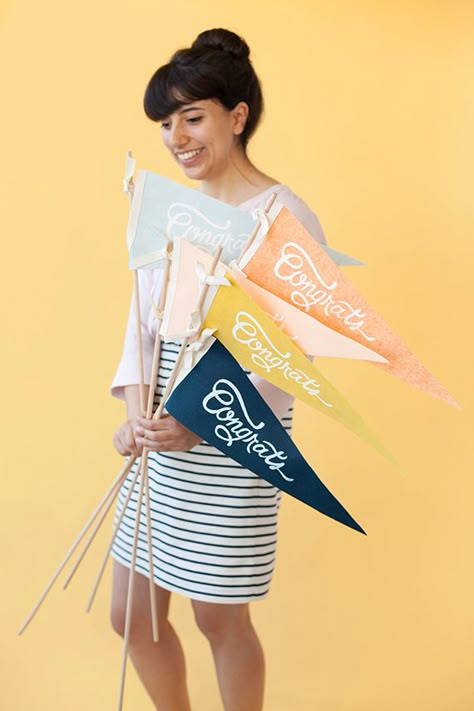 DIY: Screen-Printed Felt Flags | Julep Diy College Pennant, Pennet Banner Diy, Diy Pendant Flag, Felt Pennant Banner, How To Make Felt Pennants, Diy Pennant, Diy Flag Banner, Diy Flag, Flag Diy