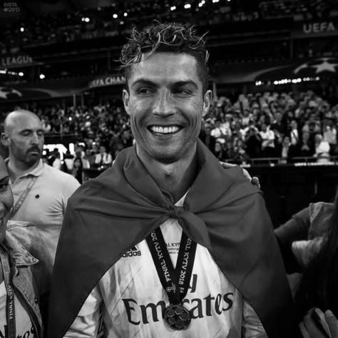 Cristiano Ronaldo Profile Picture, Cristiano Ronaldo Pfp, Ronaldo Profile, Kaka Real Madrid, Ronaldo Shirtless, Cristiano Ronaldo Shirtless, Real Madrid Cr7, Cristiano R, Cristiano Ronaldo Young