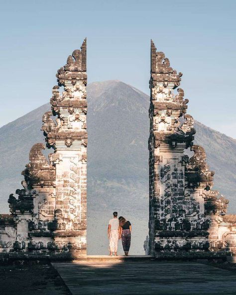 Lempuyang Temple Bali, The Gates Of Heaven, Bali Travel Photography, Gates Of Heaven, Temple Bali, Bali Honeymoon, Travel Pose, Bali Vacation, Travel Infographic