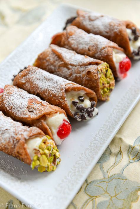 Sicilian Cannoli Recipe, Baklava Recept, Sicilian Cannoli, Cannoli Siciliani, Cannoli Shells, Cannoli Filling, Cannoli Recipe, Food History, Italian Desserts