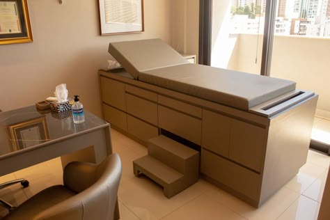 Examination Room Hospital, Clinic Bed Design, Small Doctors Office, Hospital Interior Design Medical, Medical Room Design, Clinic Consultation Room Design, Consultation Room Design, Waiting Room Design Reception Areas, Doctor Desk