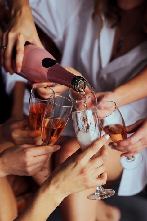 Party Photoshoot Ideas, Open Champagne Bottle, Birthday Picnic Ideas, Wine Glass Photography, Champagne Shots, Wine Oclock, Bachelorette Party Photo, Valentines Brunch, Friends Celebrating