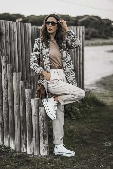 look formal con converse Converse Bota Outfit, Converse Formal Outfit, Beige Converse Outfit, Outfit Con Converse, Converse Platform Outfit, High Top Converse Outfit, How To Style Converse, Platform Converse Outfit, Beige Converse