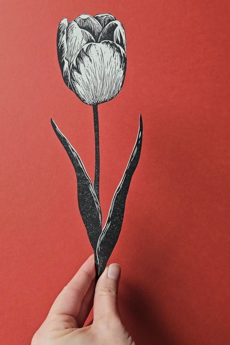 Black and white tulip block print that was cut out and held to look life-like. Tulip Linocut, Tulip Bouquet Illustration, Peony Linocut, Lily Linocut, Botanical Tulip, Tulips Art, Flower Sculptures, Relief Print, White Tulips