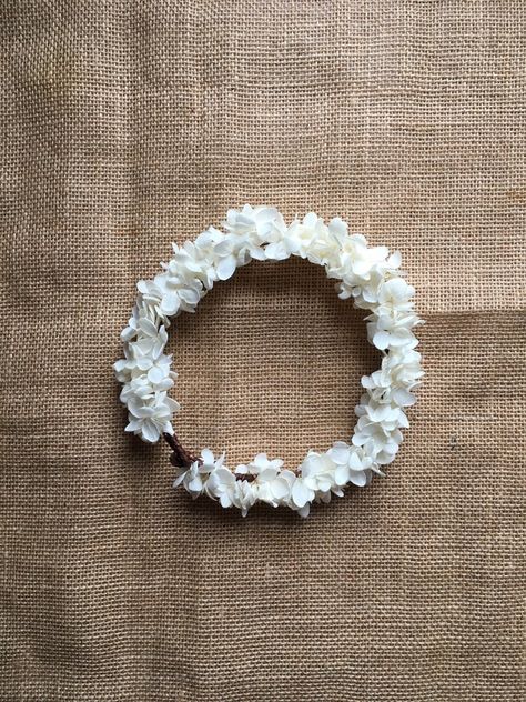 White Flower Crown Wedding, Bohemian Wedding Theme, Flower Girl Tiara, Bridal Wedding Flowers, Boho Chic Wedding Dress, White Flower Crown, Boho Bridal Hair, Floral Headdress, Flower Girl Headband