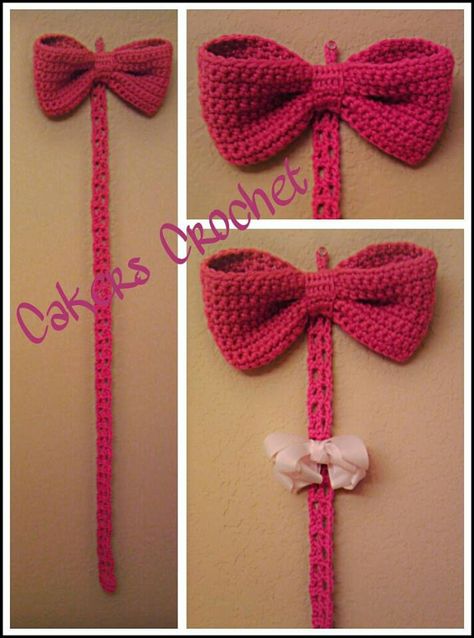 Oh so cute! Big bow bow holder by Cakers Crochet Crochet Hair Bow Holder, Crochet Bow Holder, Crochet Organization, Diy Hair Bow Holder, Crochet Wall Hanging Patterns, Crochet Ponytail, Hair Clip Organizer, Crochet To Sell, Crochet Hair Bows