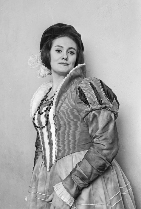 Lucia Di Lammermoor, Joan Sutherland, Greta Garbo, Opera Singers, Phantom Of The Opera, Classical Music, Call Her, Singers, Music Artists