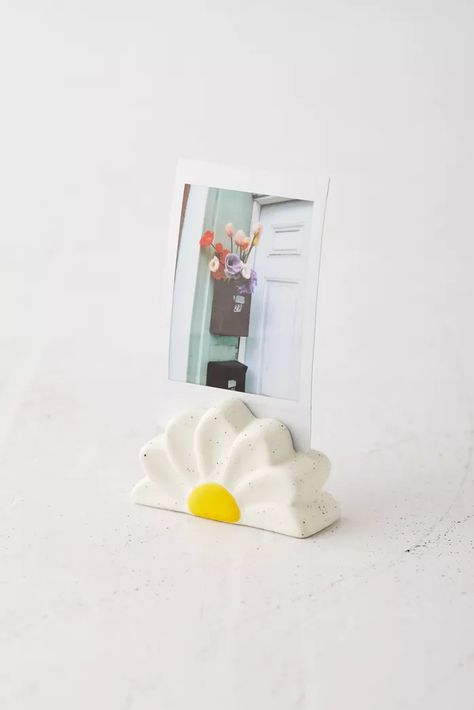 Clay Polaroid Stand, Clay Poloroid Holder, Polaroid Stand Clay, At Home Clay Projects, Pottery Air Dry Clay, Ceramic Polaroid Holder, Photo Stand Ideas, Polymer Clay Photo Holder, Little Ceramic Projects