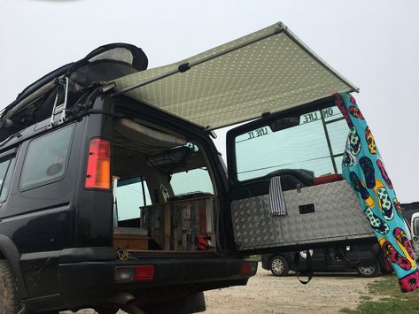 The lack of a vertically opening tailgate meant we were a little sparse on shelter from the sun and rain. To fix this, we wanted an awning. Except everything y Pajero Off Road, Aksesoris Jeep, Landrover Camper, Land Rover Camping, Iveco Daily 4x4, Mobil Off Road, Defender Camper, Land Rover Discovery 1, Suv Camper