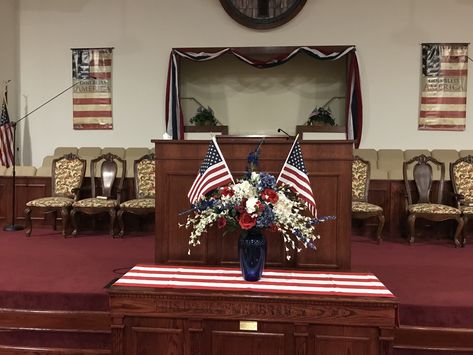 Patriotic Church Decor, Kids Fest, Foyer Table Decor, Alter Table, Sanctuary Decor, Rustic Flower Arrangements, Alter Decor, Communion Table, Worship Ideas