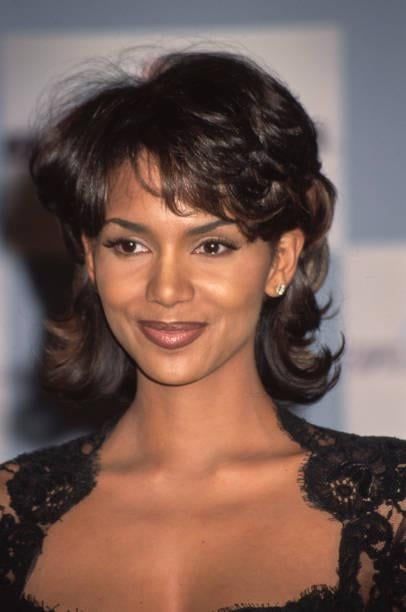 Halle Berry Young, Halle Berry Hairstyles, Berry Makeup, Mexican Actress, Short Black Hairstyles, Halle Berry, Beautiful Smile Women, Black Girls Hairstyles, Natural Hair Care