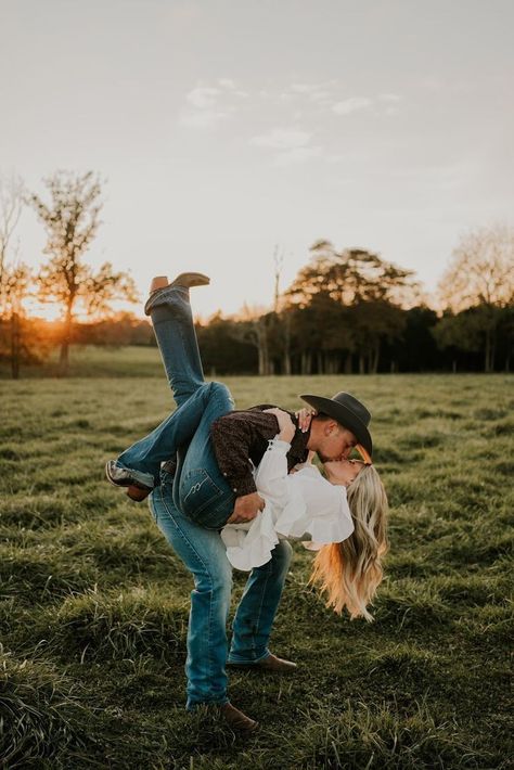 Country Couple Photoshoot, Country Couple Photos, Western Engagement Pictures, Western Engagement Photos, Western Photo Shoots, Fall Couple Pictures, Country Couple Pictures, Couple Photoshoot Ideas, Fall Couple Photos